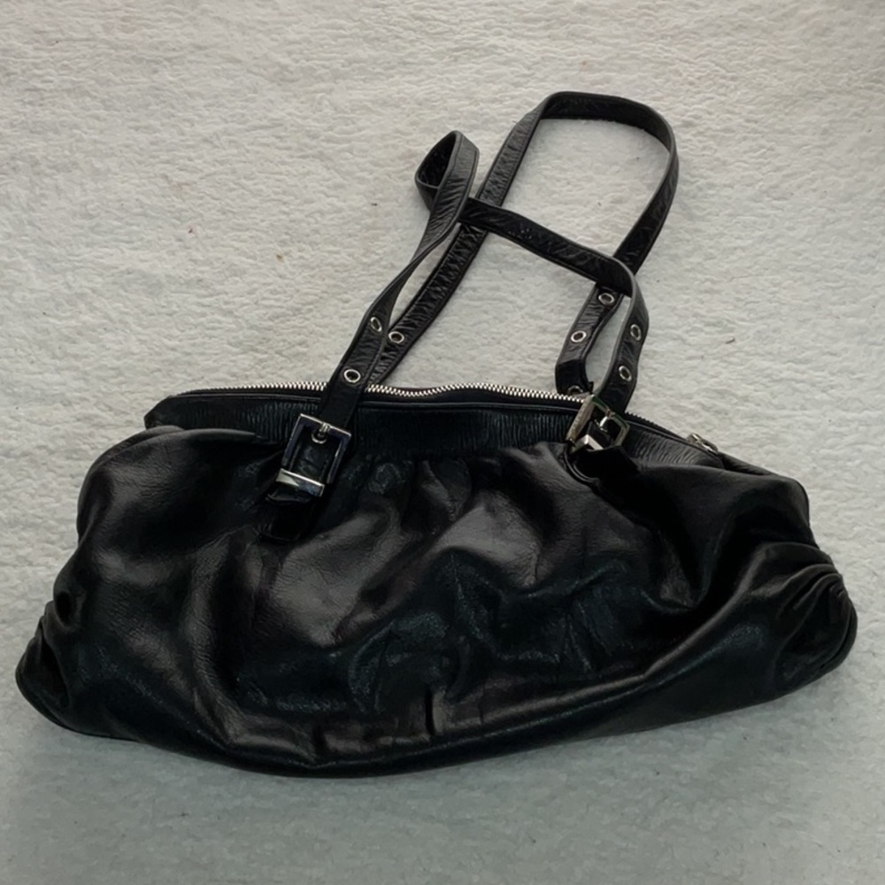Perlina Elegant Black Leather Handbag - Picture 2 of 3